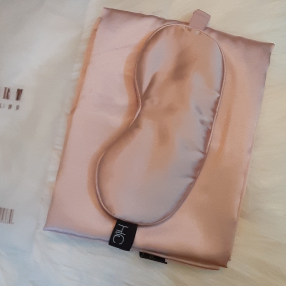 HALLMART COLLECTIBLES Satin Pillowcase & Eye Mask - Picture 4 of 6